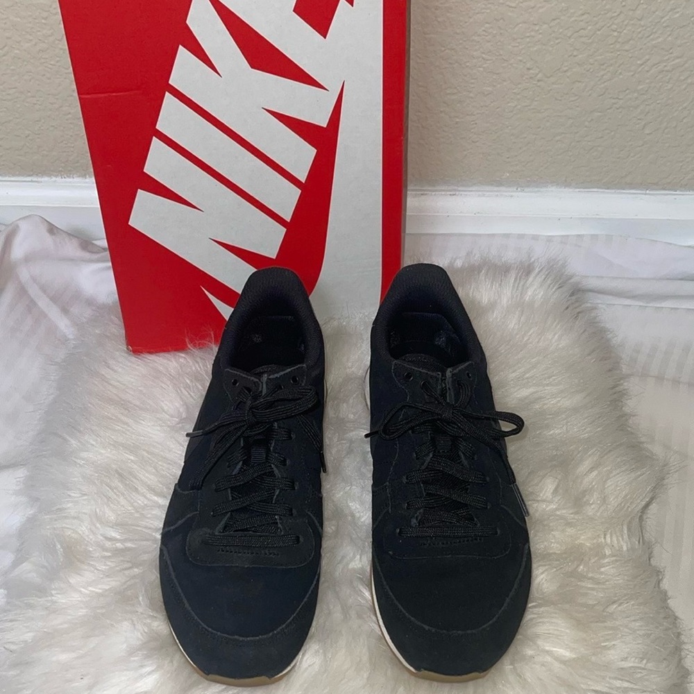 NIKE women’s size 8